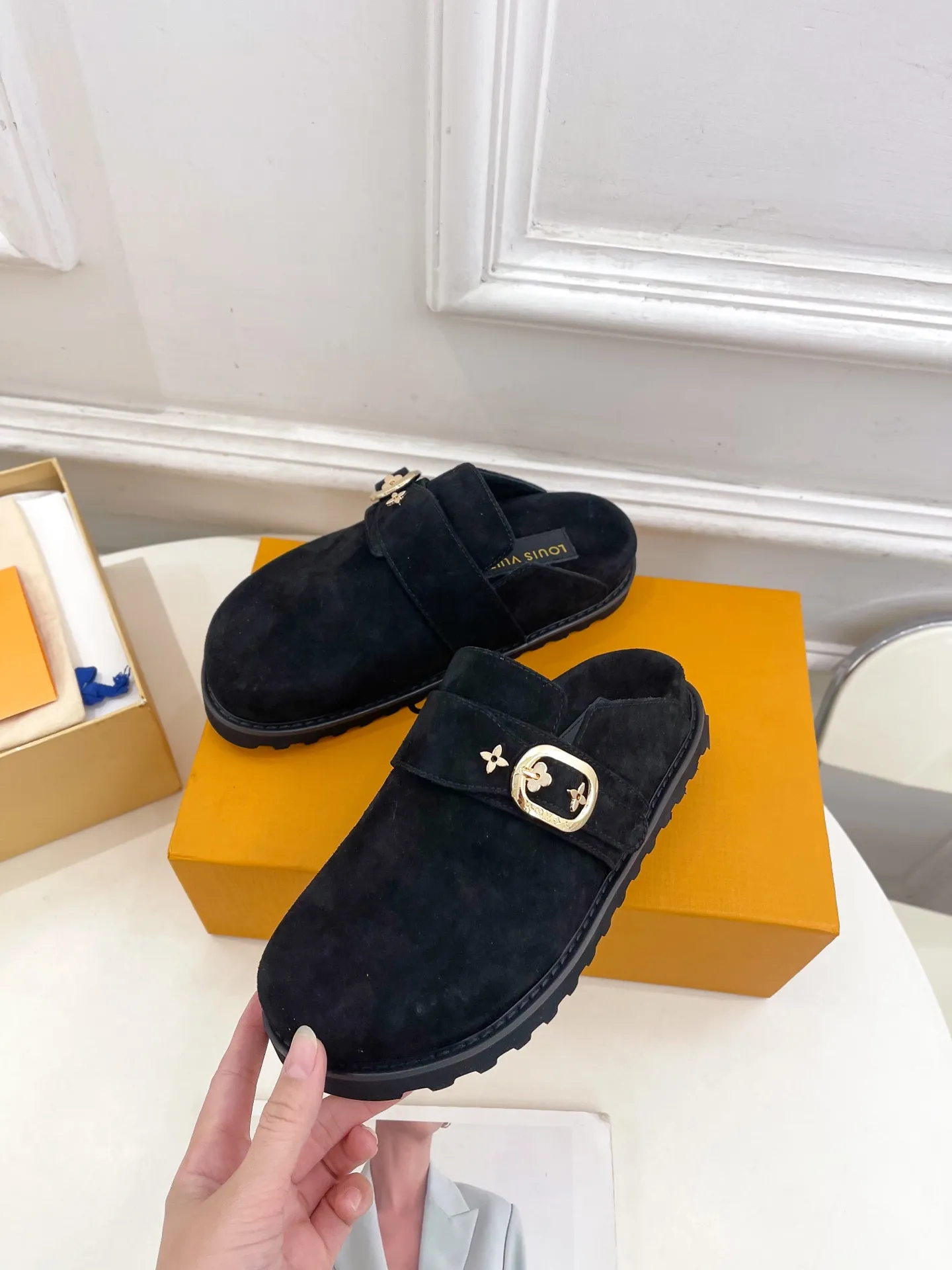 👟👟Ex-factory price 580👟👟 Men's model ➕10 LV | Louis Vuitton 25𝐬𝐬 🧡💚2025 Early spring new model Top version ⚠️ The counter features the latest LV COSY COMFORT metal buckle Bread Mule slippers hard goods new🆕 ❥BS purchasing level! Full of high-end feel! A popular model among bloggers at home and abroad, it’s retro and fashionable and looks amazing on your feet! Mainly recommended models on the official website★ ━━━━━ ЅᏇєєt ━━━━━ ▪️Upper: original specific cowhide/old leather ▪️lining: imported cowhide lining ▪️outsole: original molded outsole ▪️shoe size: women's size 35-39 (customized at 40.41) Men's size 40-44 (45.46 customized)